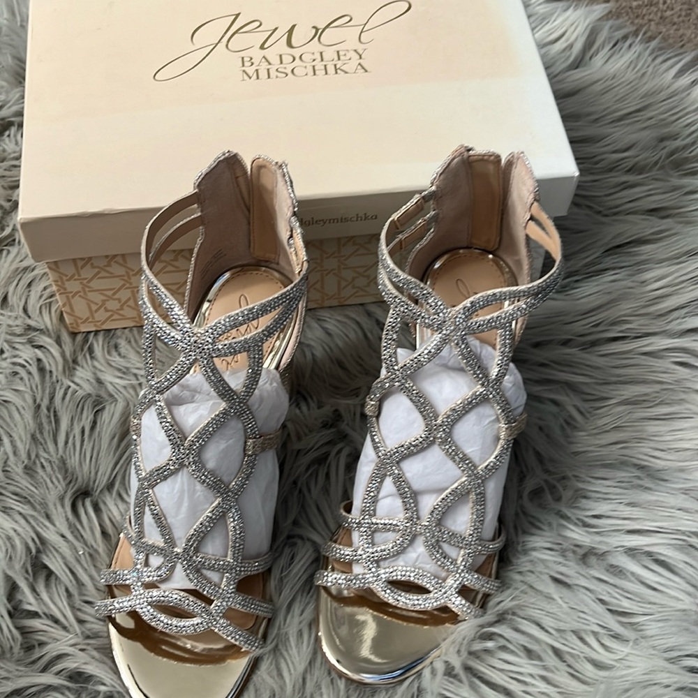 New in box Jewel Badgley Mischka gold color heels size 7
